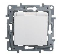 Розетка с заземлением со шторками с крышкой IP44 белая Etika 672232