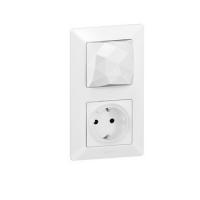 Valena Life стартовый пакет: шлюз WiFi + умная розетка + главный беспроводной выключатель "Я дома/Я вне дома" цвет белый