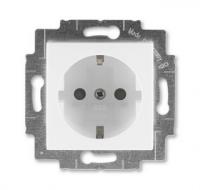 Розетка 220в с/з со шторками ABB Levit белый - ледяной 2CHH203457A6001