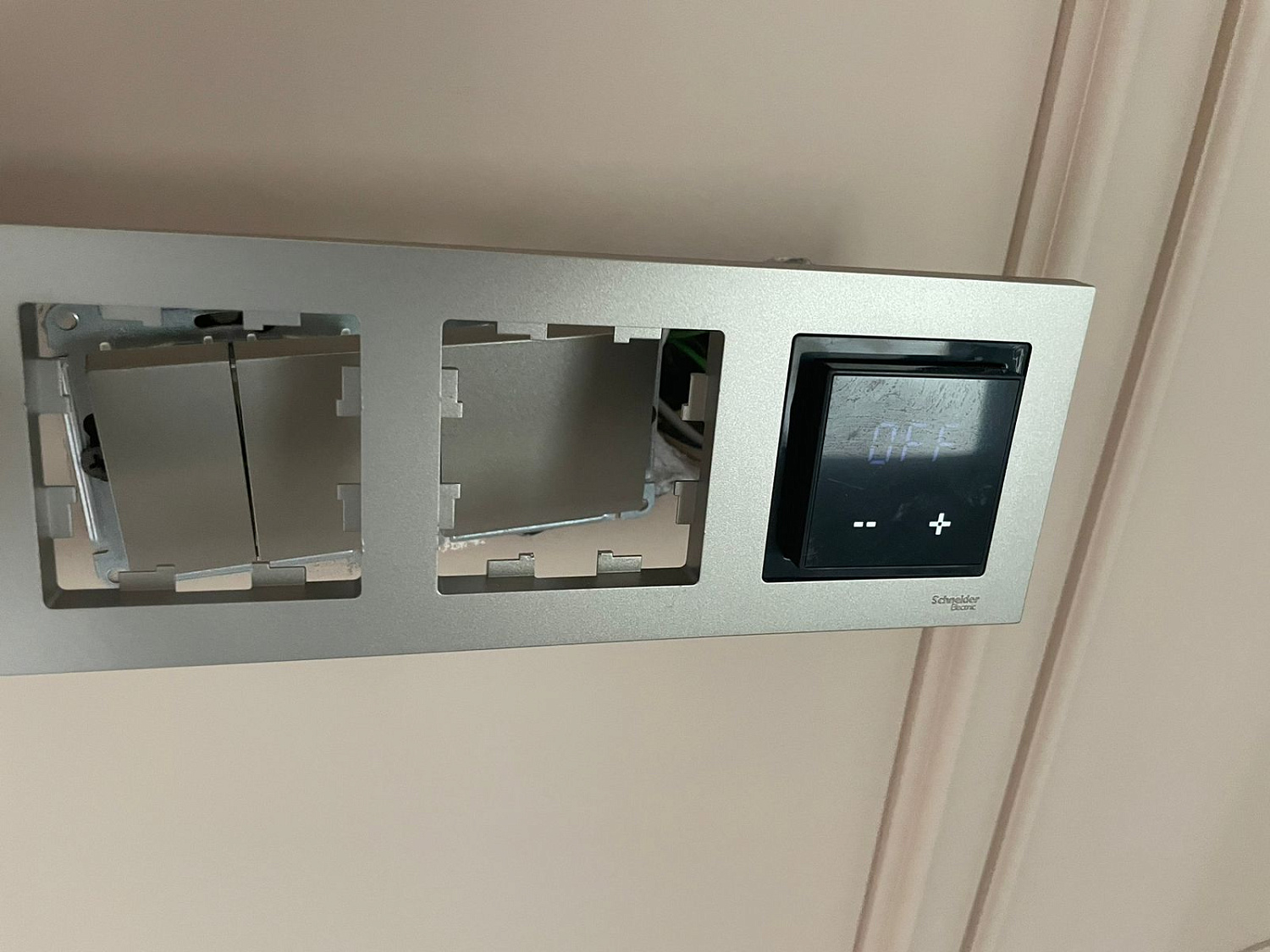 Аналоговые терморегуляторы в рамку Schneider Atlas Design